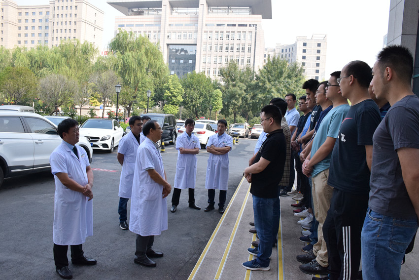 1567729646492092.jpg 副院长袁启东和111期进修老师合影后交流_副本.jpg