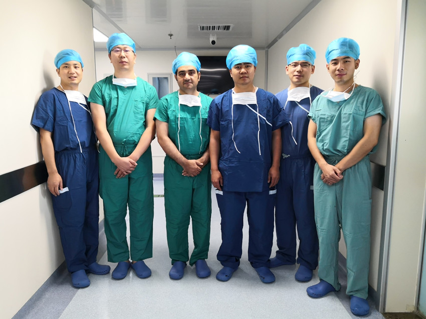 1567729681794474.jpg 手术后合影_副本.jpg