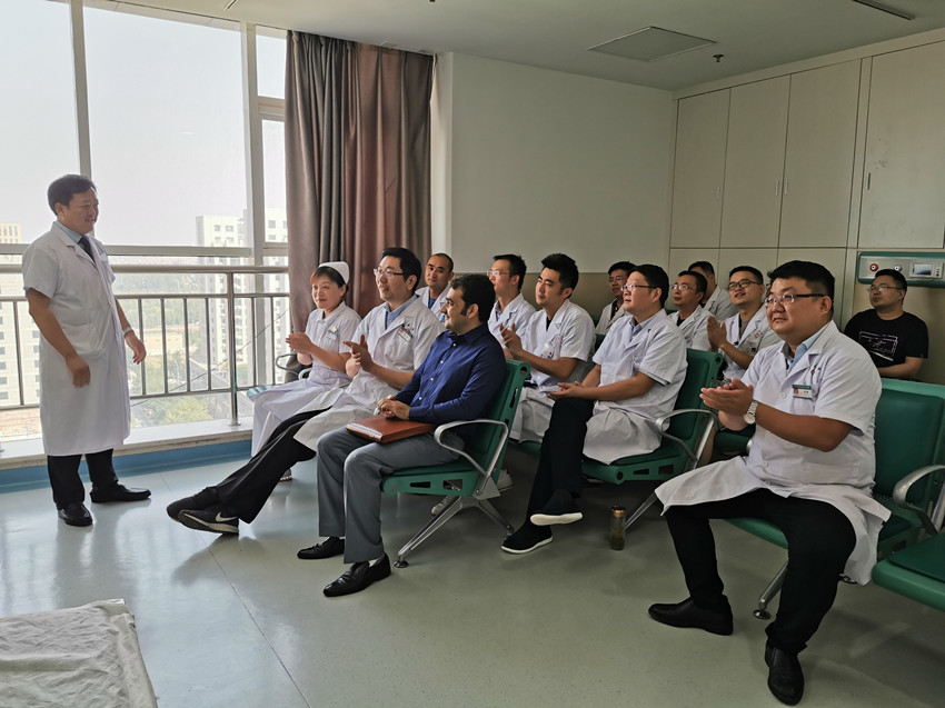 1567729698220496.jpg 椎间盘中心主任周红刚和111期进修老师交流_副本.jpg