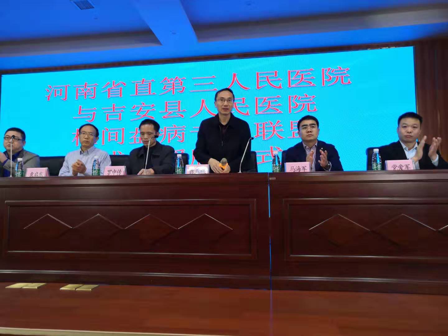 1572484377183300.jpg 主席台.jpg