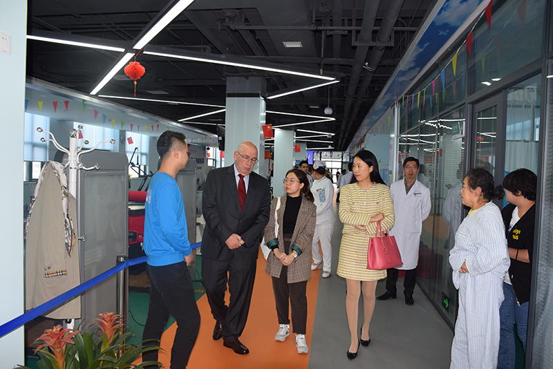 1573883925458569.jpg 参观医学运动中心 (1).JPG