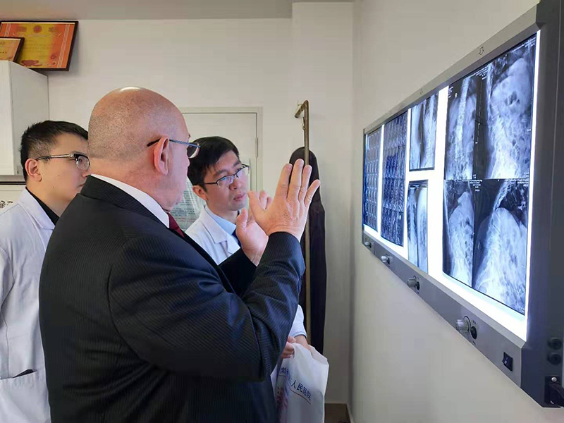 1573883956202663.jpg 会诊看片子 (1).jpg