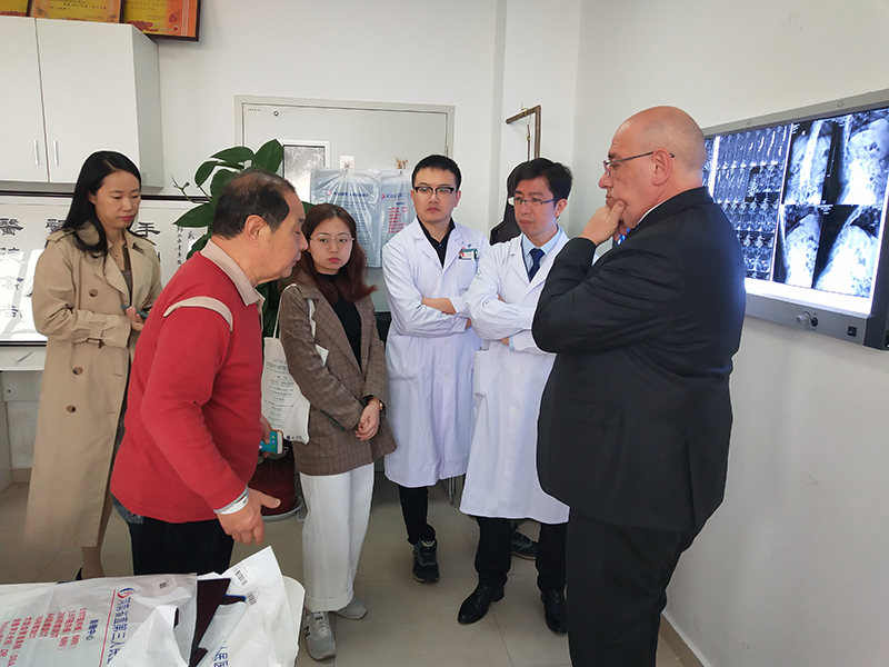 1573883963513906.jpg 会诊看片子 (2).jpg